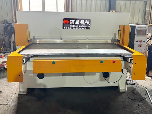 精密四柱單邊送料裁斷機